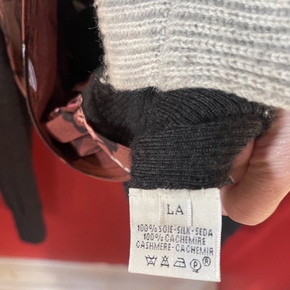 Hermès Silk & Cashmere Draped Print Top – Made in France – Rare Vintage - Picture 3 of 5